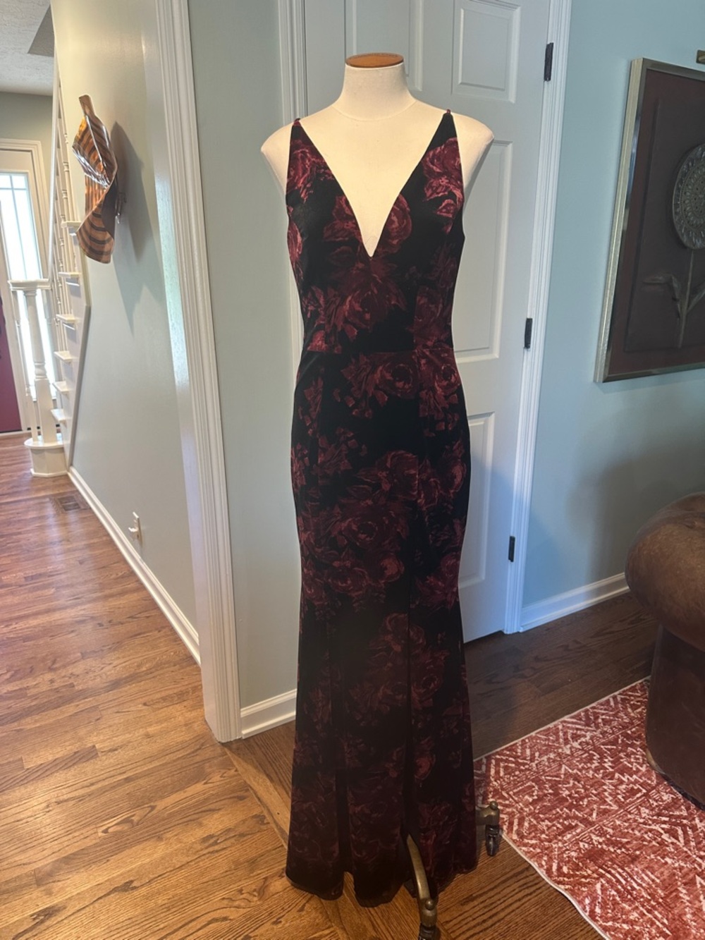 Stunning rose 🌹Xscape Sz 8 velvet rose V-Neck Floral Evening Gown Straps
